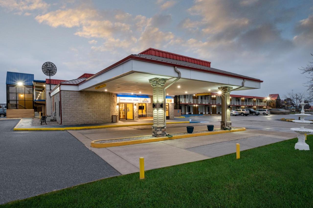 Hotel Super 8 By Wyndham Perrysburg-Toledo Exterior foto