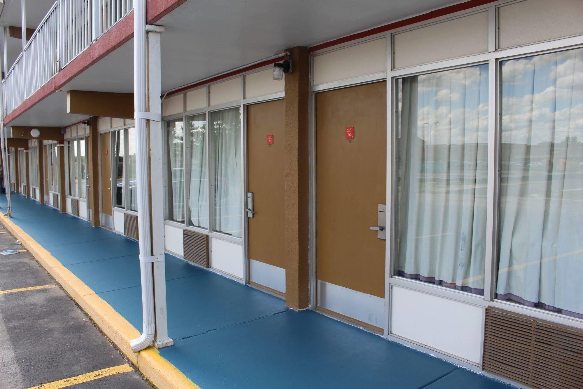 Hotel Super 8 By Wyndham Perrysburg-Toledo Exterior foto